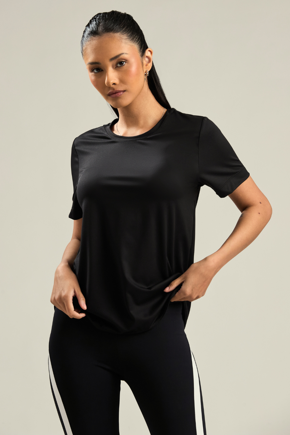 CAMISETA ARREDONDADA SOFT PRETO