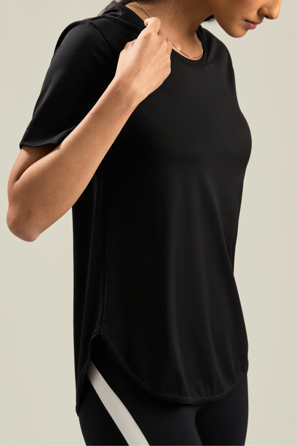 CAMISETA ARREDONDADA SOFT PRETO