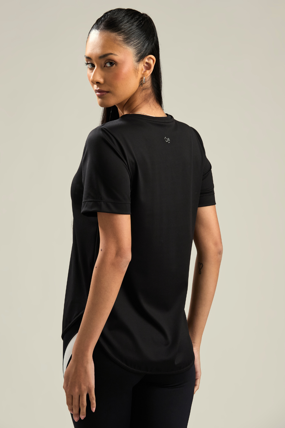 CAMISETA ARREDONDADA SOFT PRETO
